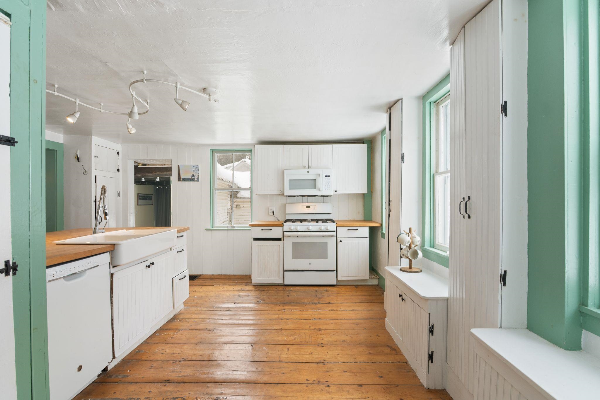 30 Back Street Newfane, VT 05345 - Photo 8 of 41