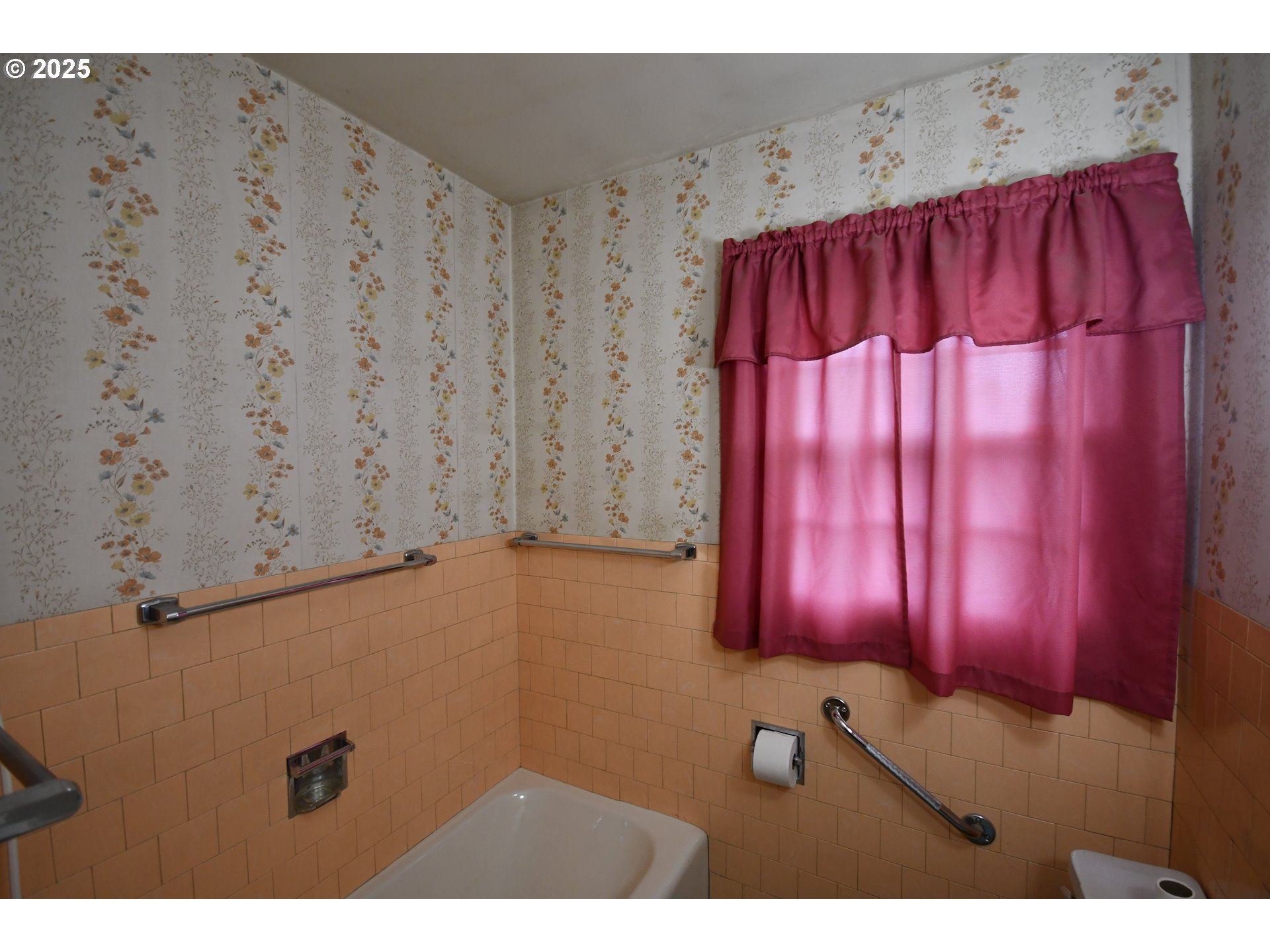 1300 View Court The Dalles, OR 97058 - Photo 14 of 45 a view of a room