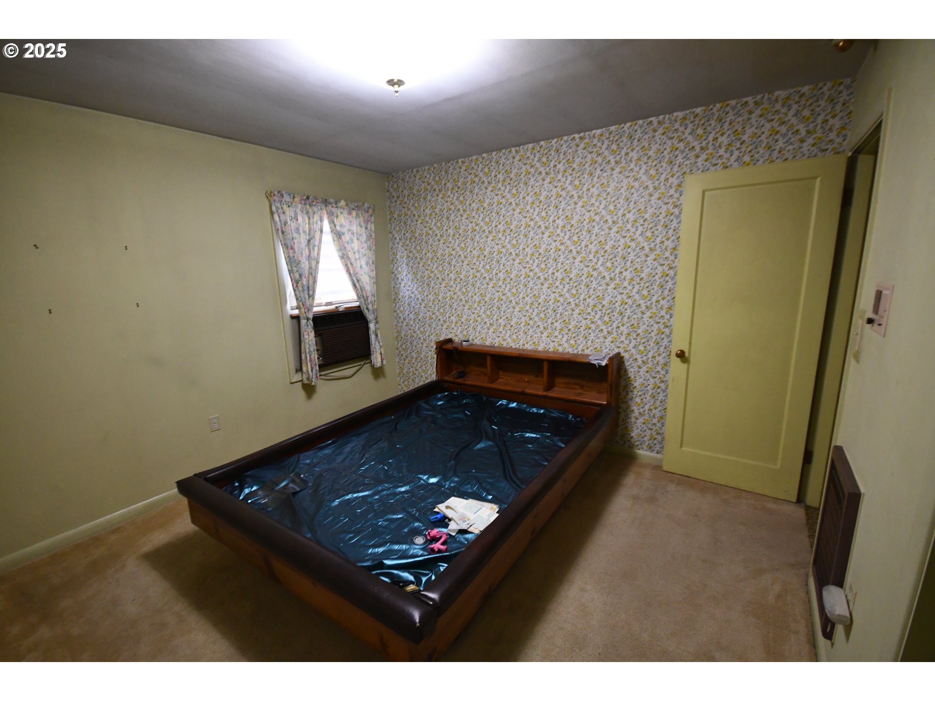 1300 View Court The Dalles, OR 97058 - Photo 18 of 45 a living room with furniture