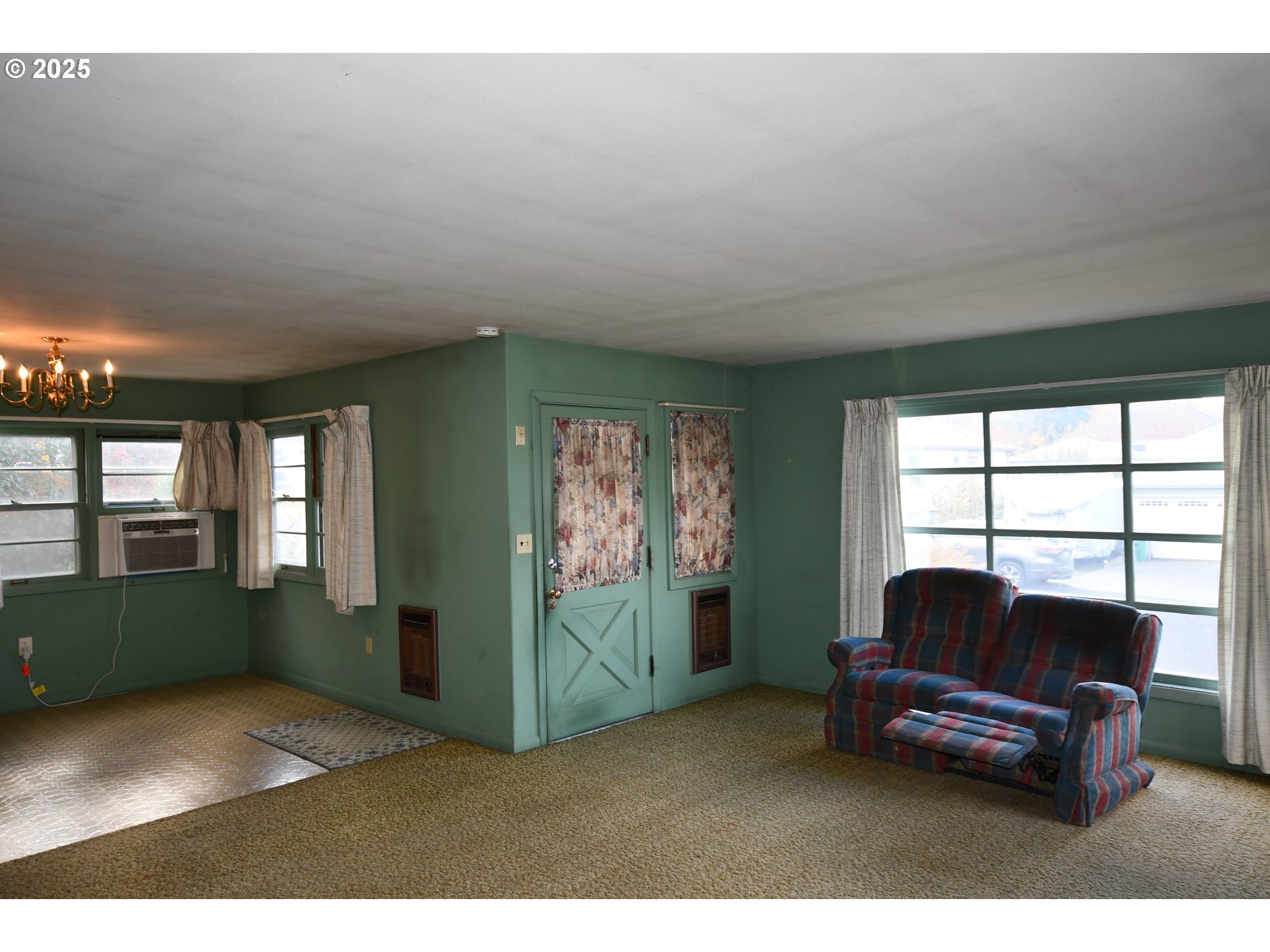 1300 View Court The Dalles, OR 97058 - Photo 2 of 45 a living room with furniture and a window