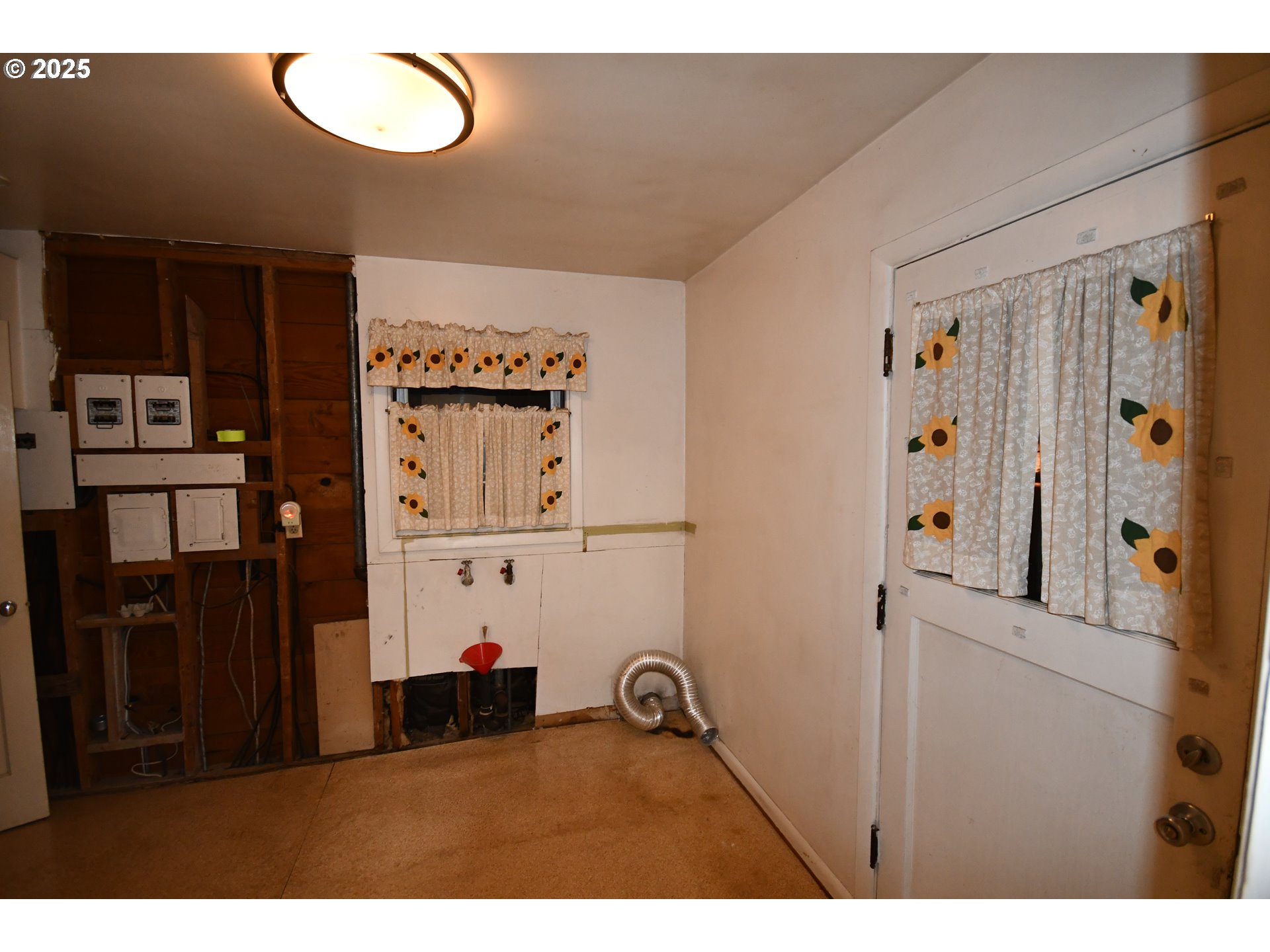 1300 View Court The Dalles, OR 97058 - Photo 22 of 45 a room with furniture and a window