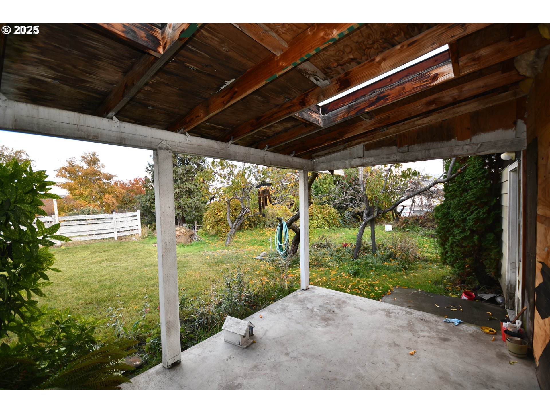 1300 View Court The Dalles, OR 97058 - Photo 37 of 45 a view of a yard with an outdoor space