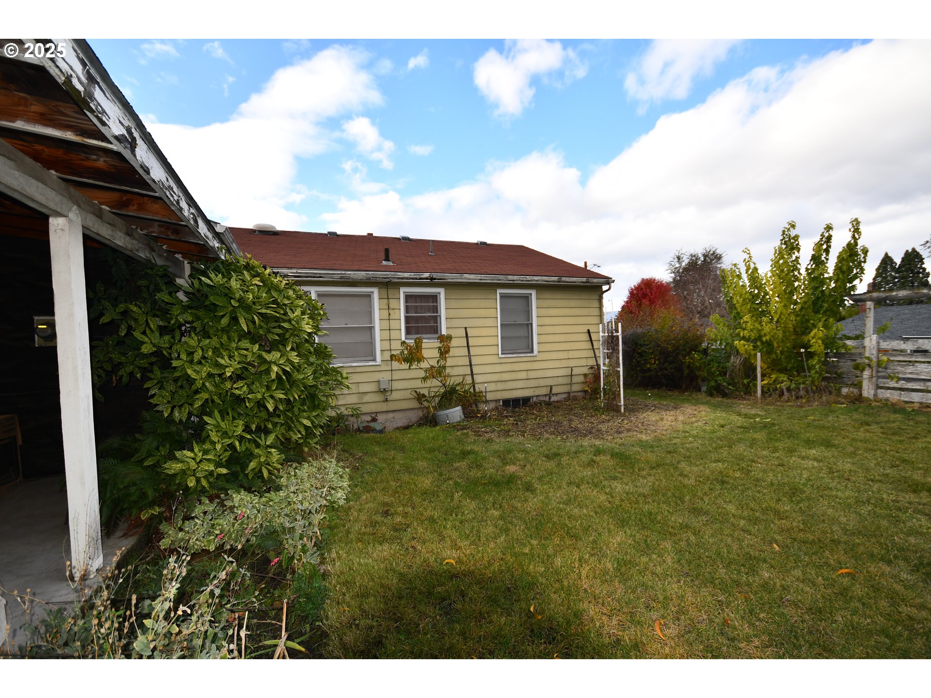 1300 View Court The Dalles, OR 97058 - Photo 38 of 45 a view of a backyard with plants and a garden