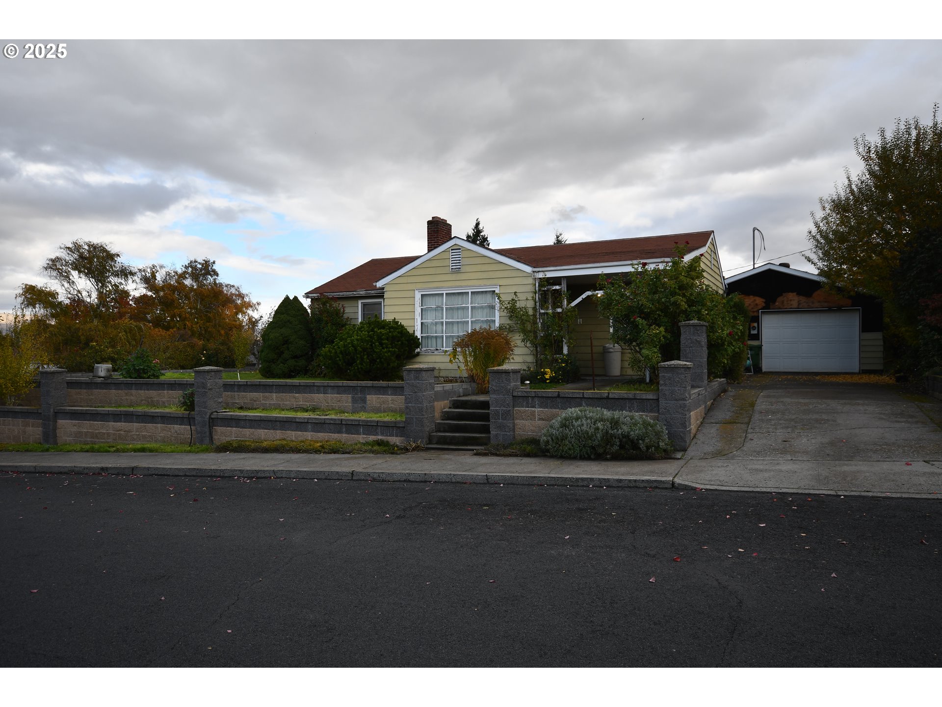 1300 View Court The Dalles, OR 97058 - Photo 39 of 45 a front view of a house with a yard