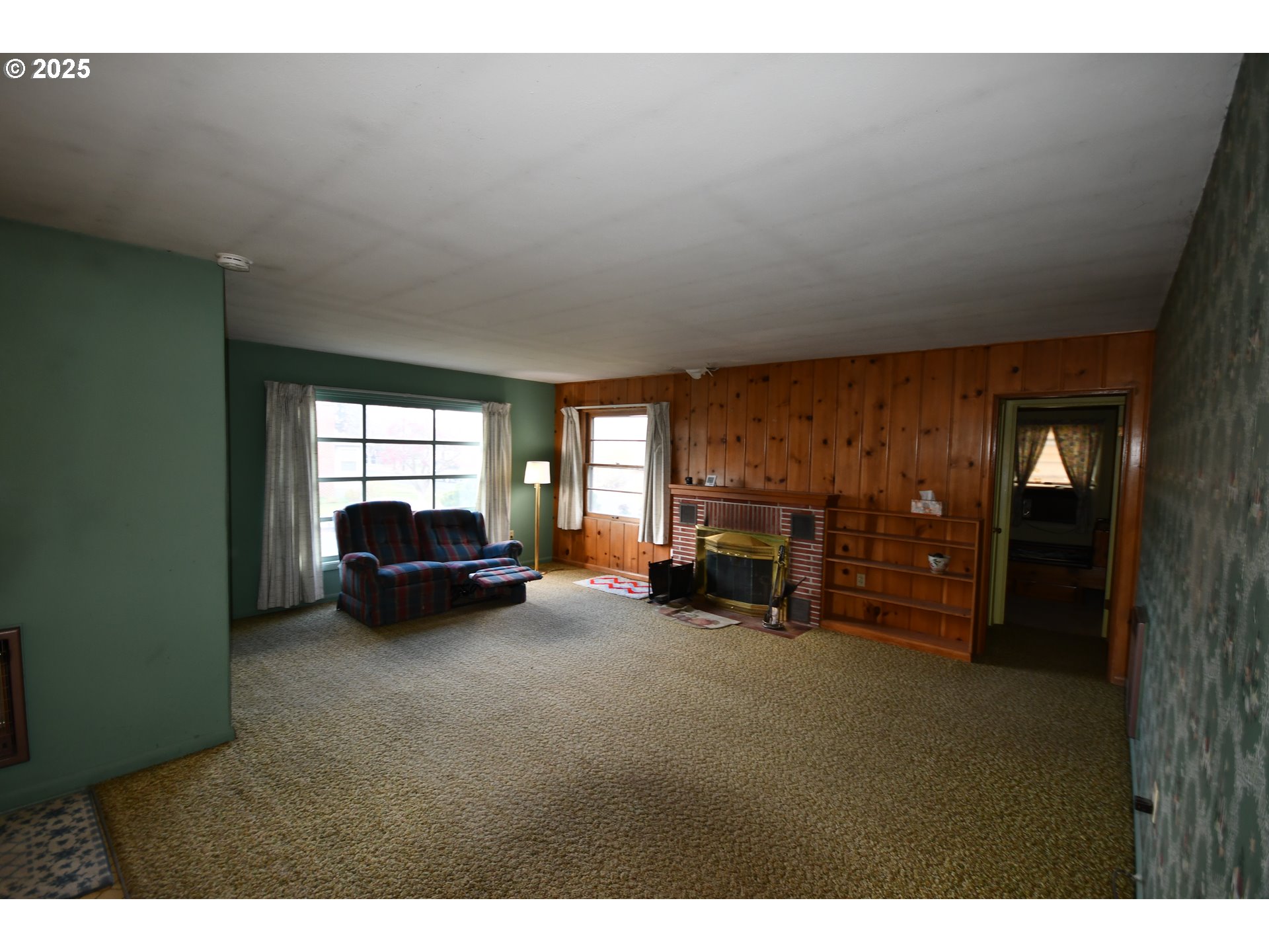 1300 View Court The Dalles, OR 97058 - Photo 4 of 45 a view of a livingroom with furniture and windows