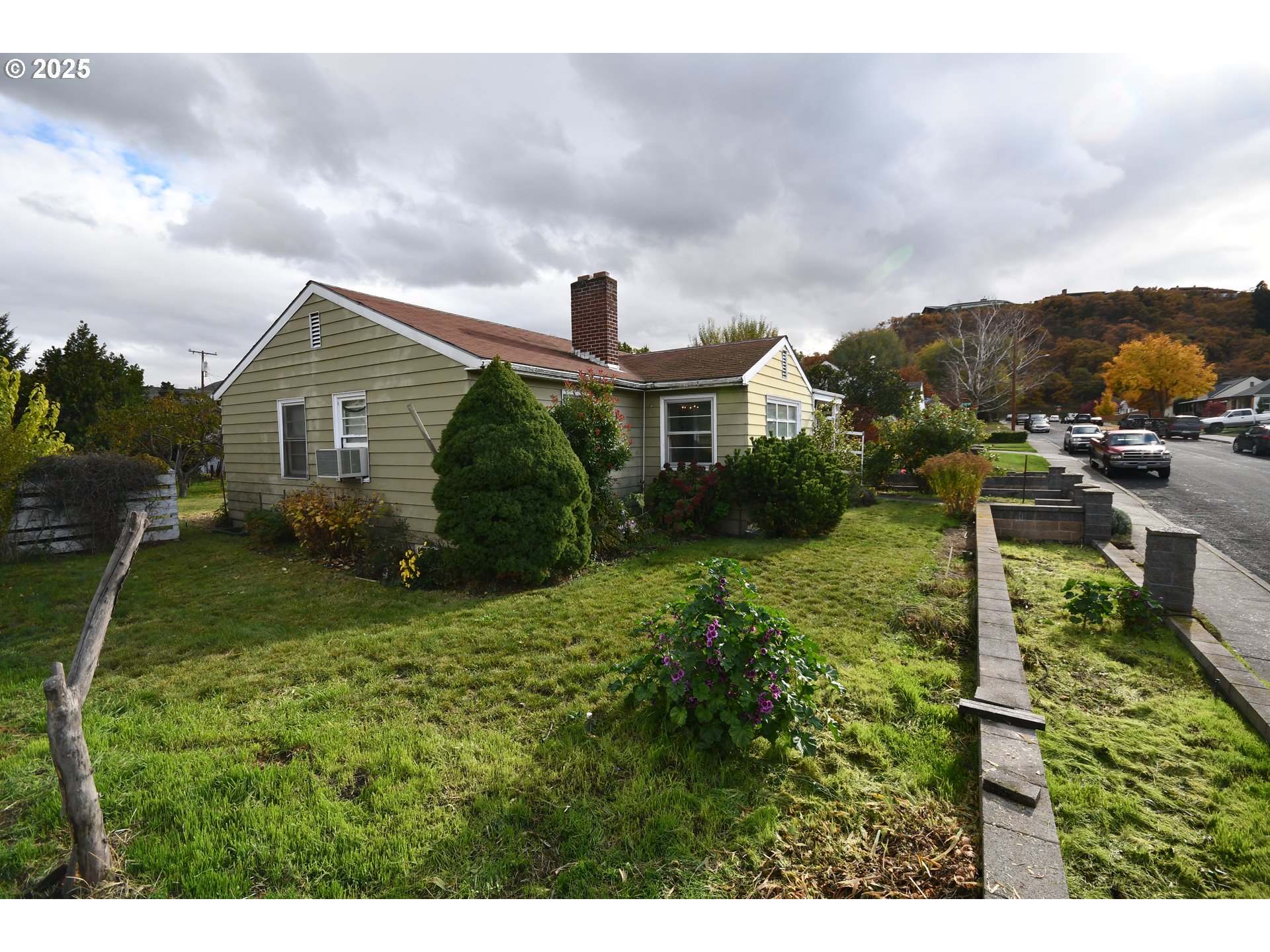 1300 View Court The Dalles, OR 97058 - Photo 43 of 45 a view of a house with a big yard plants and large trees