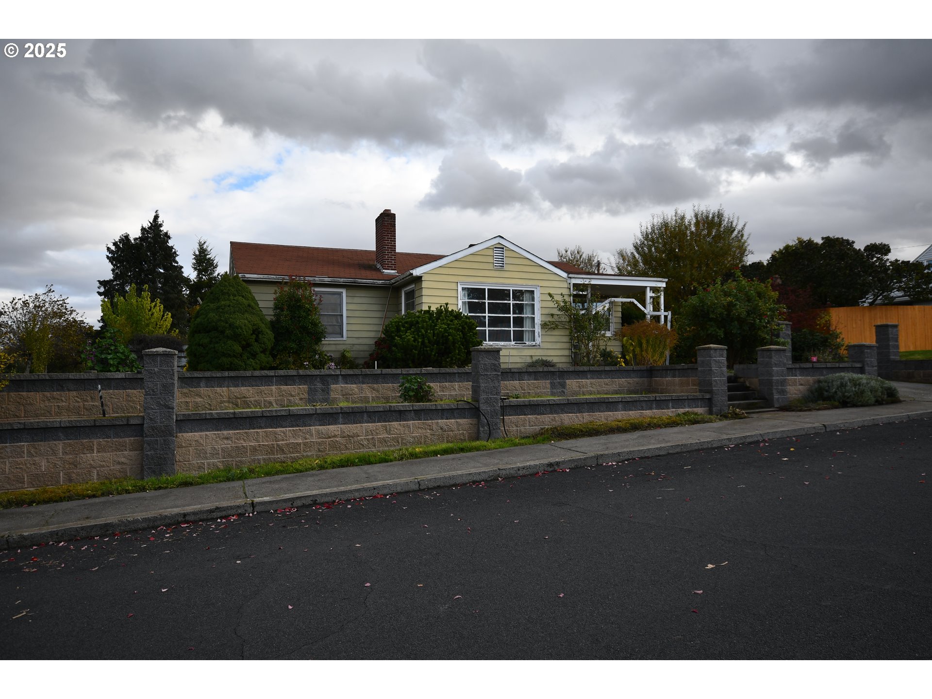 1300 View Court The Dalles, OR 97058 - Photo 44 of 45 a front view of a house with a garden