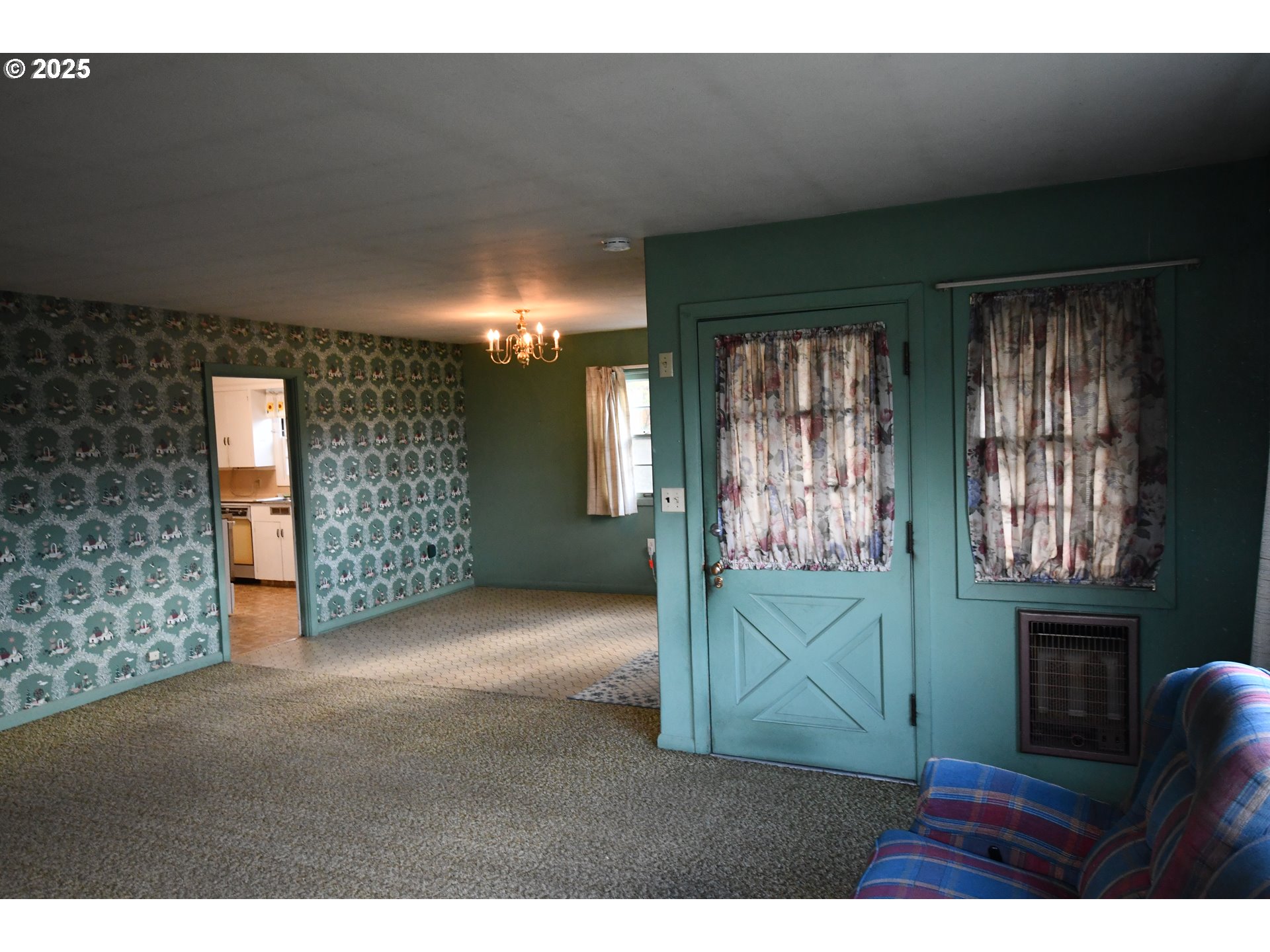1300 View Court The Dalles, OR 97058 - Photo 6 of 45 a view of entryway with livingroom