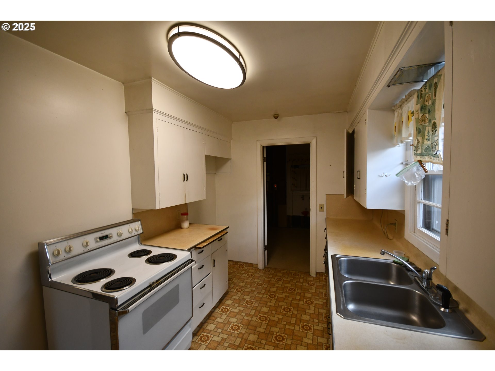 1300 View Court The Dalles, OR 97058 - Photo 9 of 45 a kitchen that has a sink and a stove