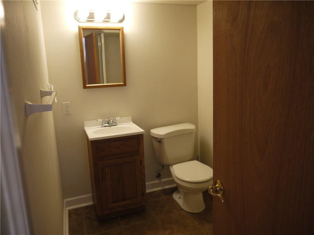 568 Highview Road Pittsburgh, PA 15234 - Photo 21 of 25 2ND FULL BATH