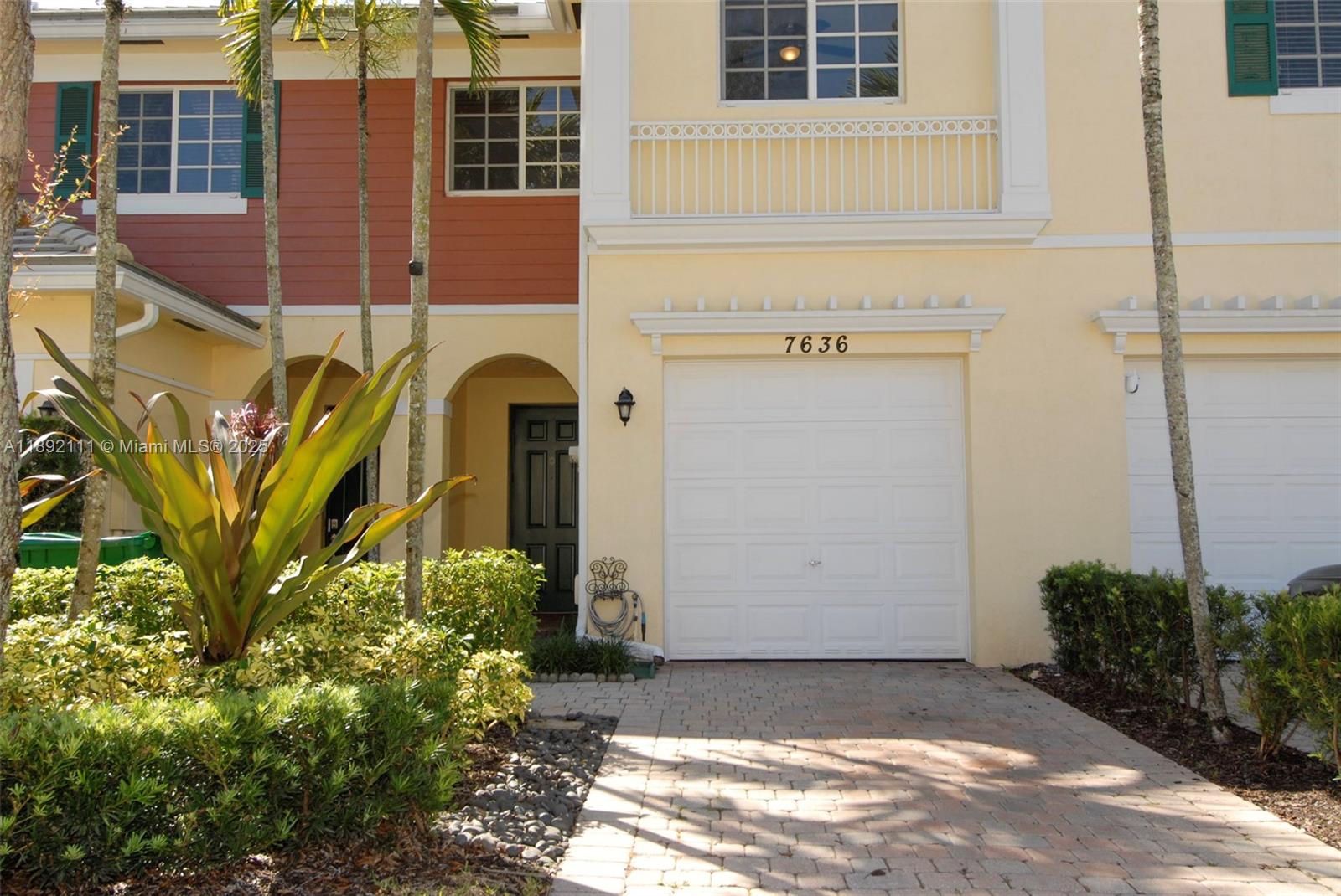 7636 Foxcroft Lane Davie, FL 33328 - Photo 2 of 34