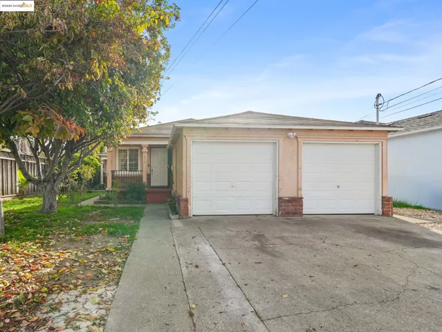 a view of a house with a yard and garage