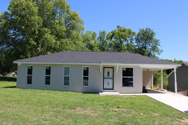 a view of a house with a yard