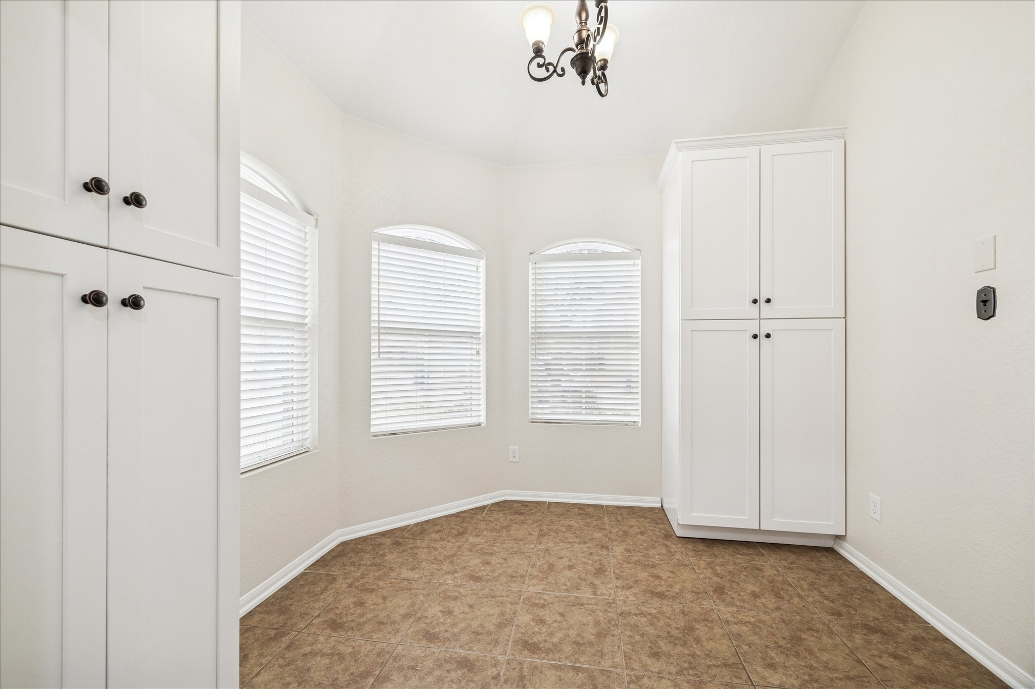 5307 Espuela Lane Baytown, TX 77521 - Photo 13 of 35 Kitchenette area off the kitchen