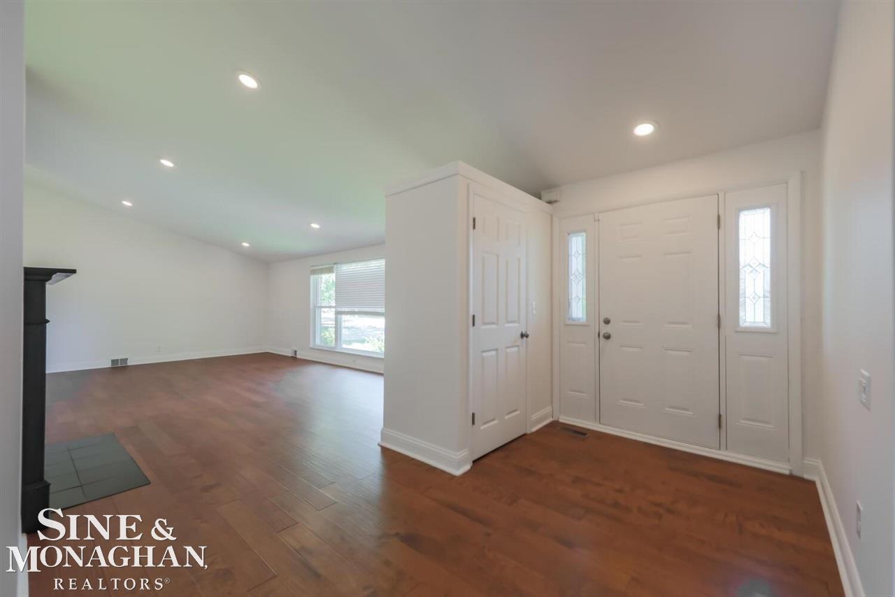577 Cook Road Grosse Pointe Woods, MI 48236 - Photo 2 of 37
