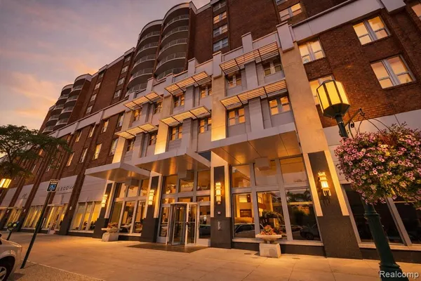 $669,000 | 411 South Old Woodward Avenue, Unit 924, Birmingham, MI 48009