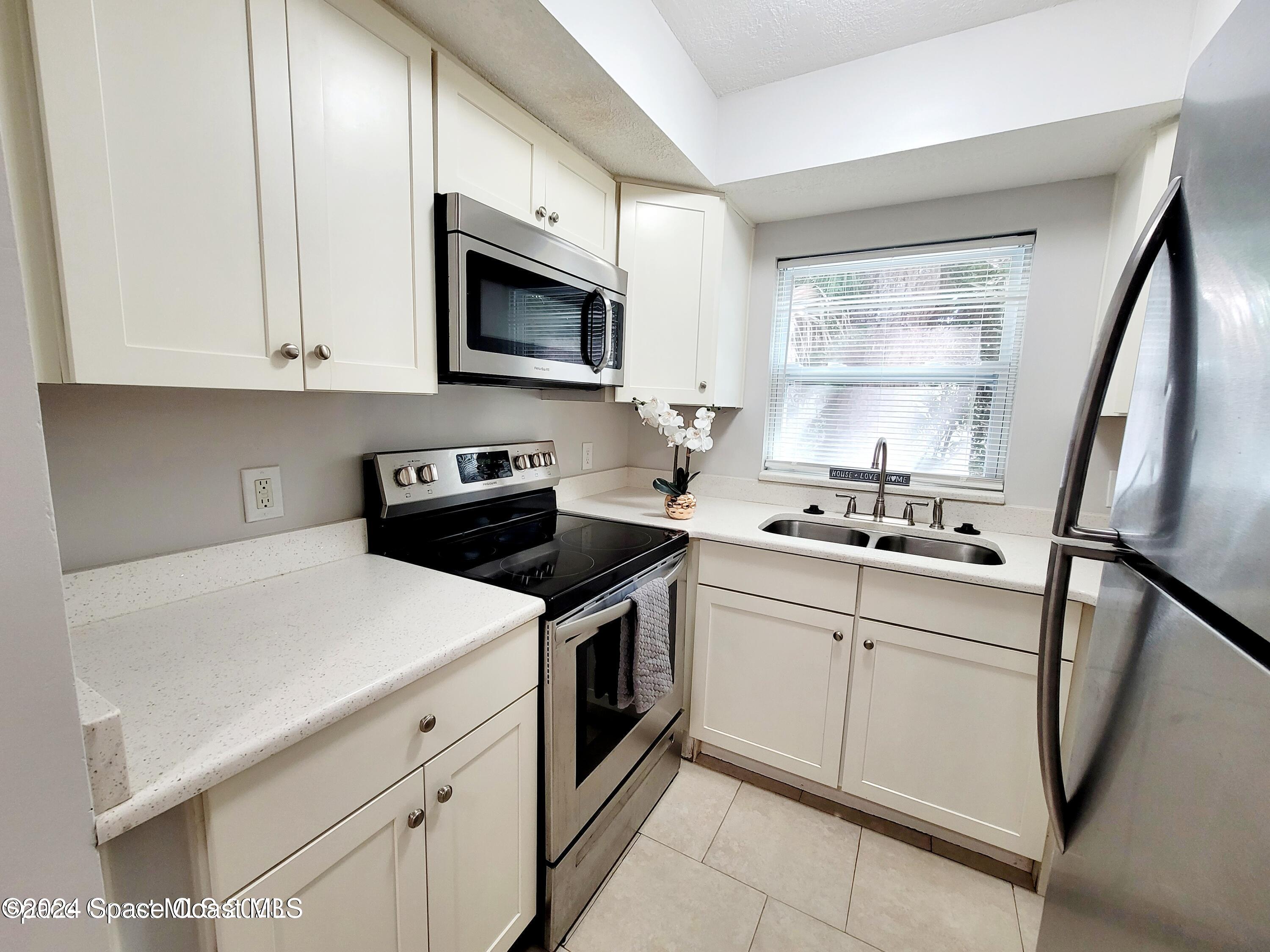 419 Audubon Drive, Unit B Melbourne, FL 32901 - Photo 3 of 11 Kitchen