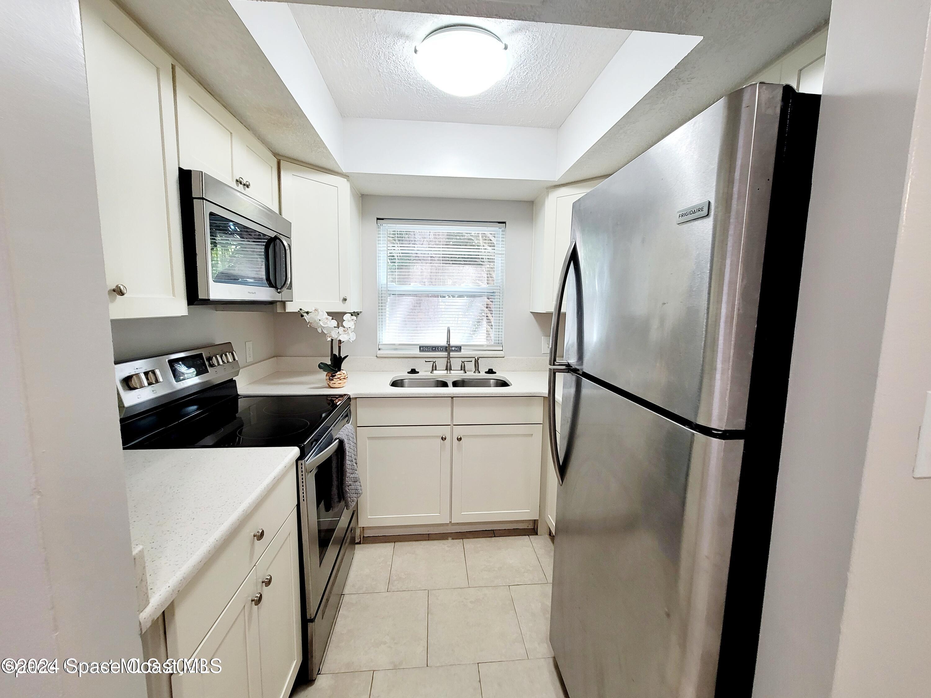 419 Audubon Drive, Unit B Melbourne, FL 32901 - Photo 4 of 11 Kitchen