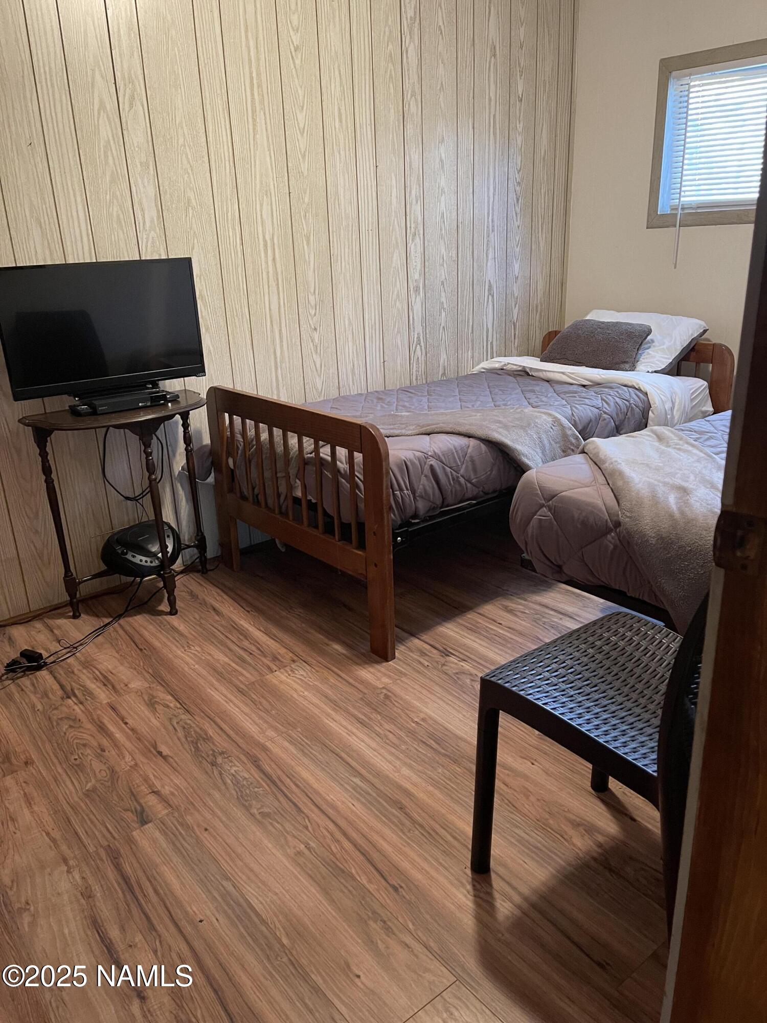 7681 East Robin Hood Road Williams, AZ 86046 - Photo 4 of 17 a bedroom with furniture and a window