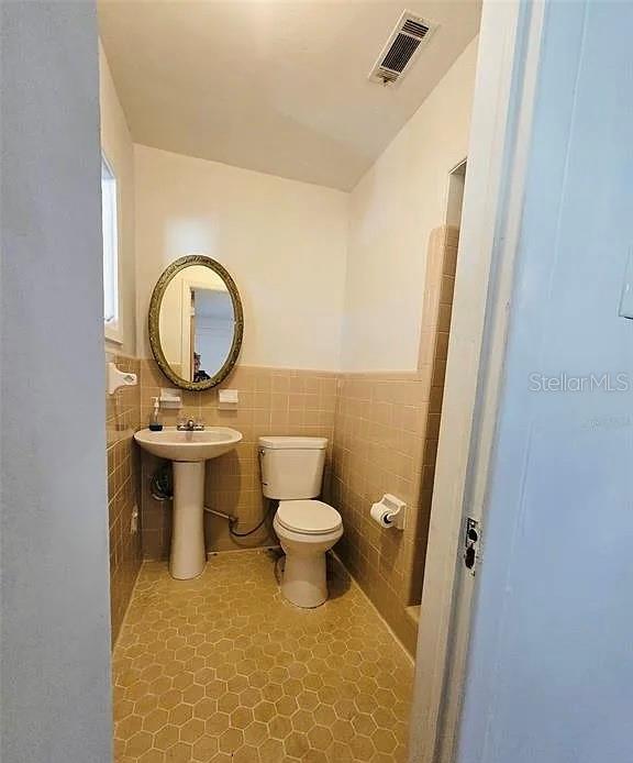 8010 Southeast Us Highway, Unit 5B Hawthorne, FL 32640 - Photo 7 of 7 a bathroom with a toilet a sink and a mirror
