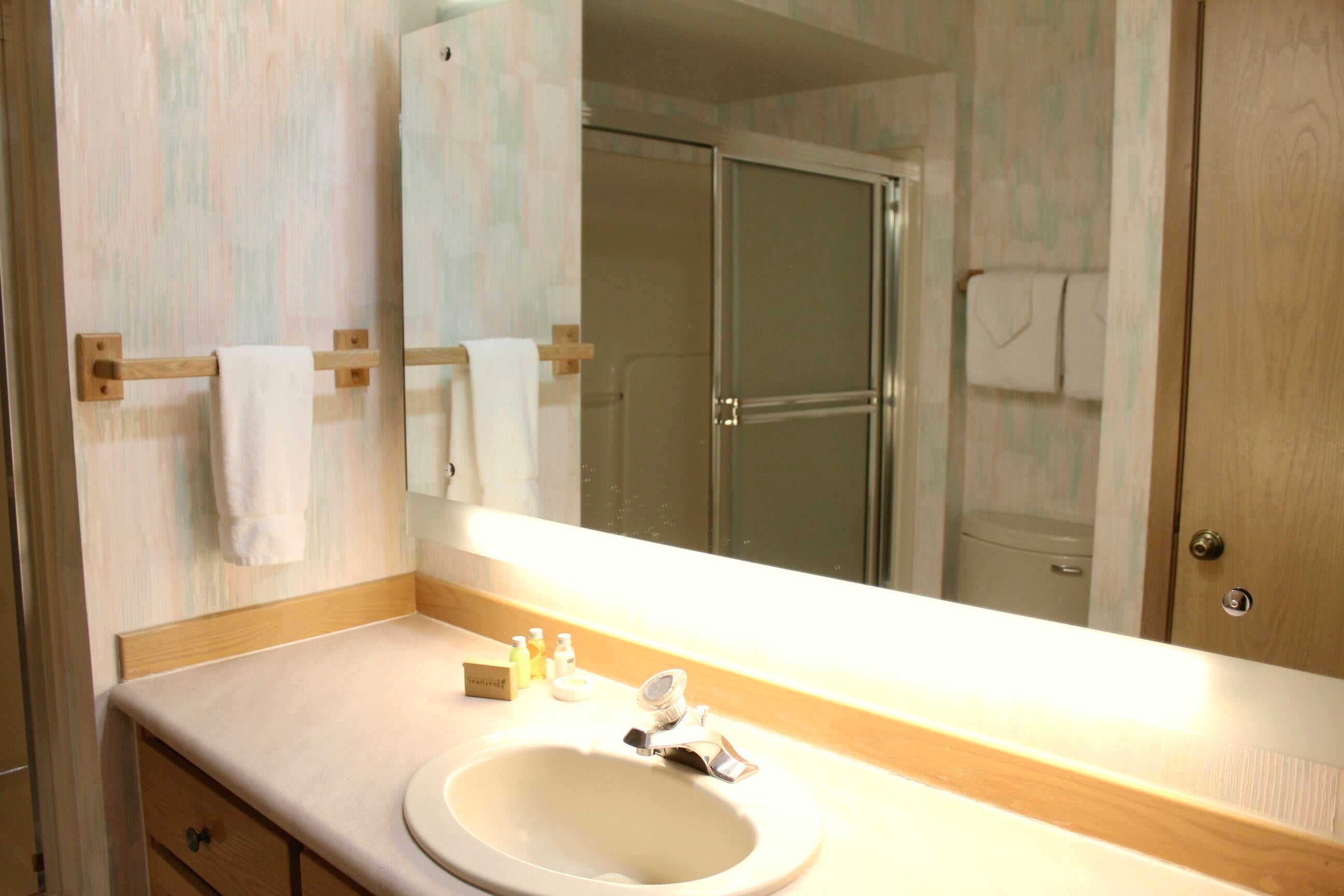 57385 Beaver Ridge Loop, Unit 36C2 Sunriver, OR 97707 - Photo 6 of 21 7-Guest bath-R36