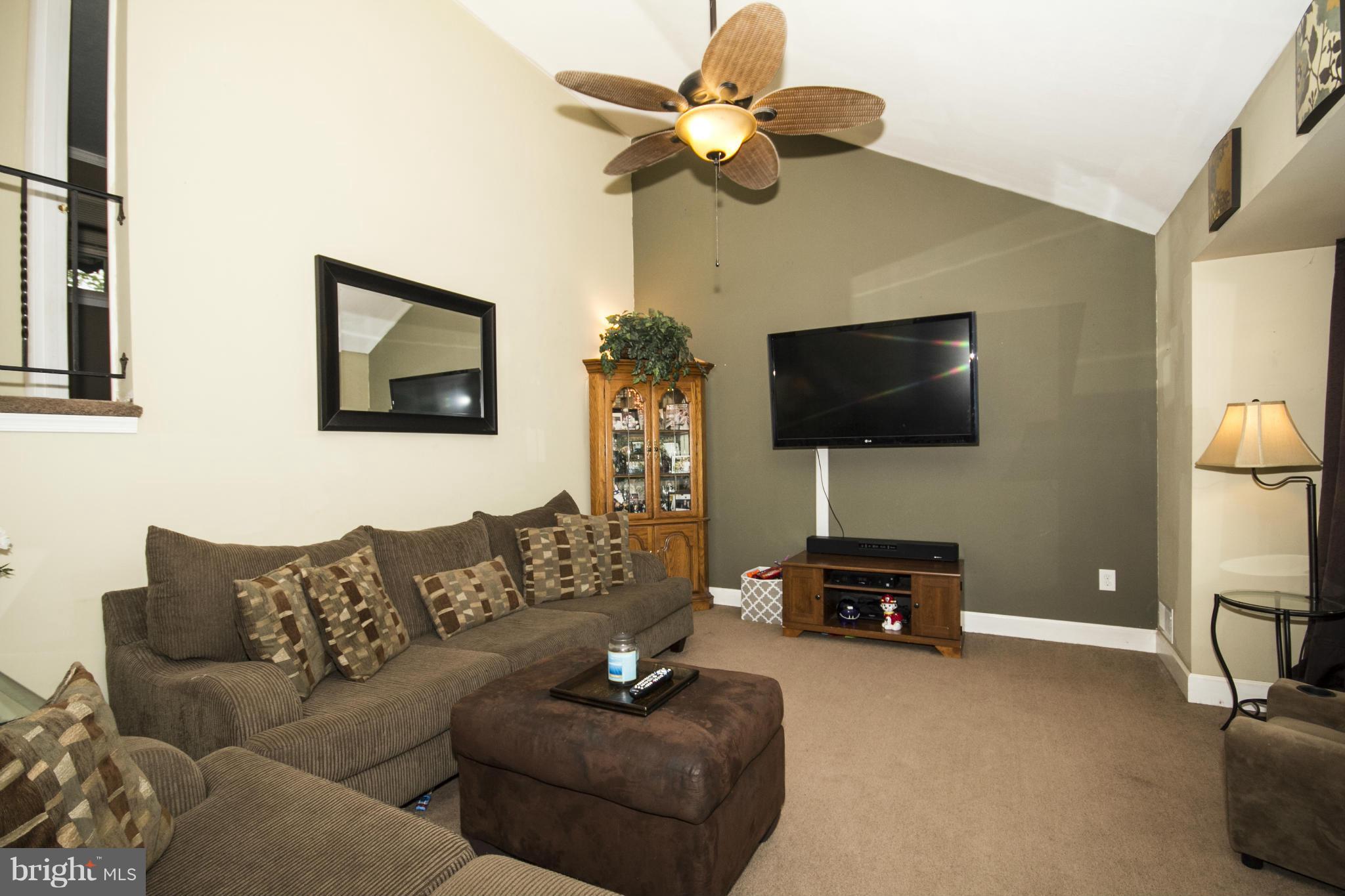 7705 Beekay Road Baltimore, MD 21219 - Photo 2 of 25 Living Room