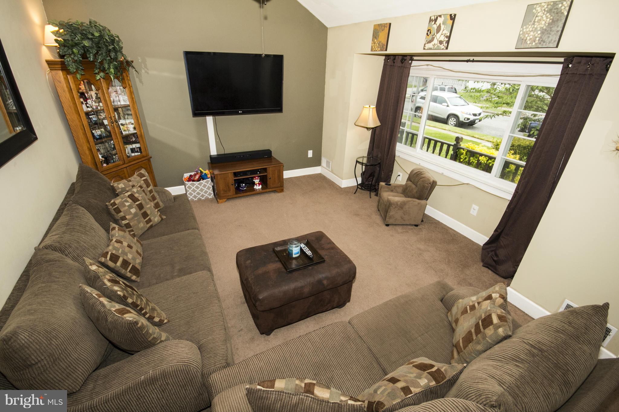 7705 Beekay Road Baltimore, MD 21219 - Photo 3 of 25 Living Room