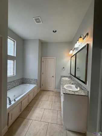 $2,700 | 8017 Seville Court, Baton Rouge, LA 70820