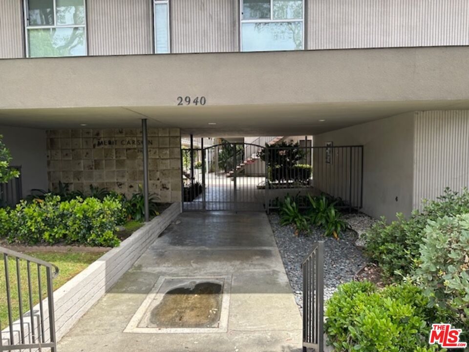 a view of entryway with kitchen