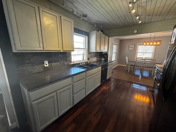 $159,900 | 517 North Vine Street, Du Quoin, IL 62832