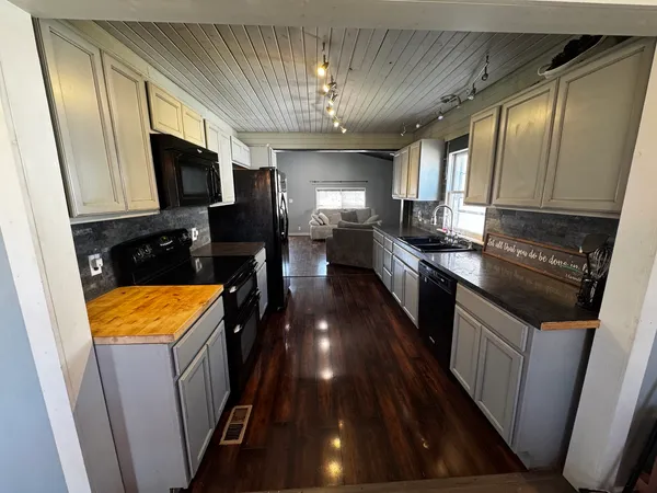 $159,900 | 517 North Vine Street, Du Quoin, IL 62832