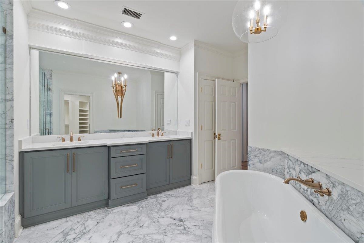 425 River Oaks Road Memphis, TN 38120 - Photo 21 of 39 a bathroom with a tub sink and mirror