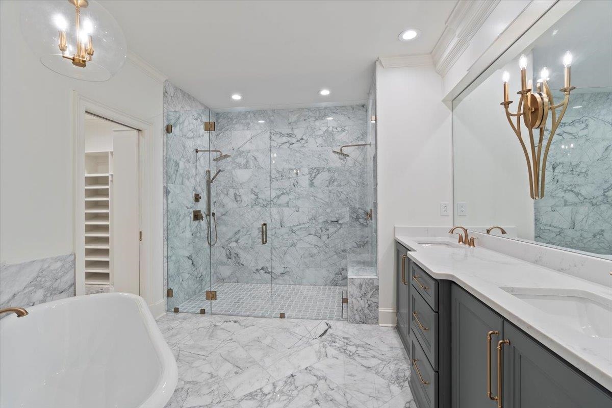 425 River Oaks Road Memphis, TN 38120 - Photo 22 of 39 a bathroom with a bathtub sink and a mirror
