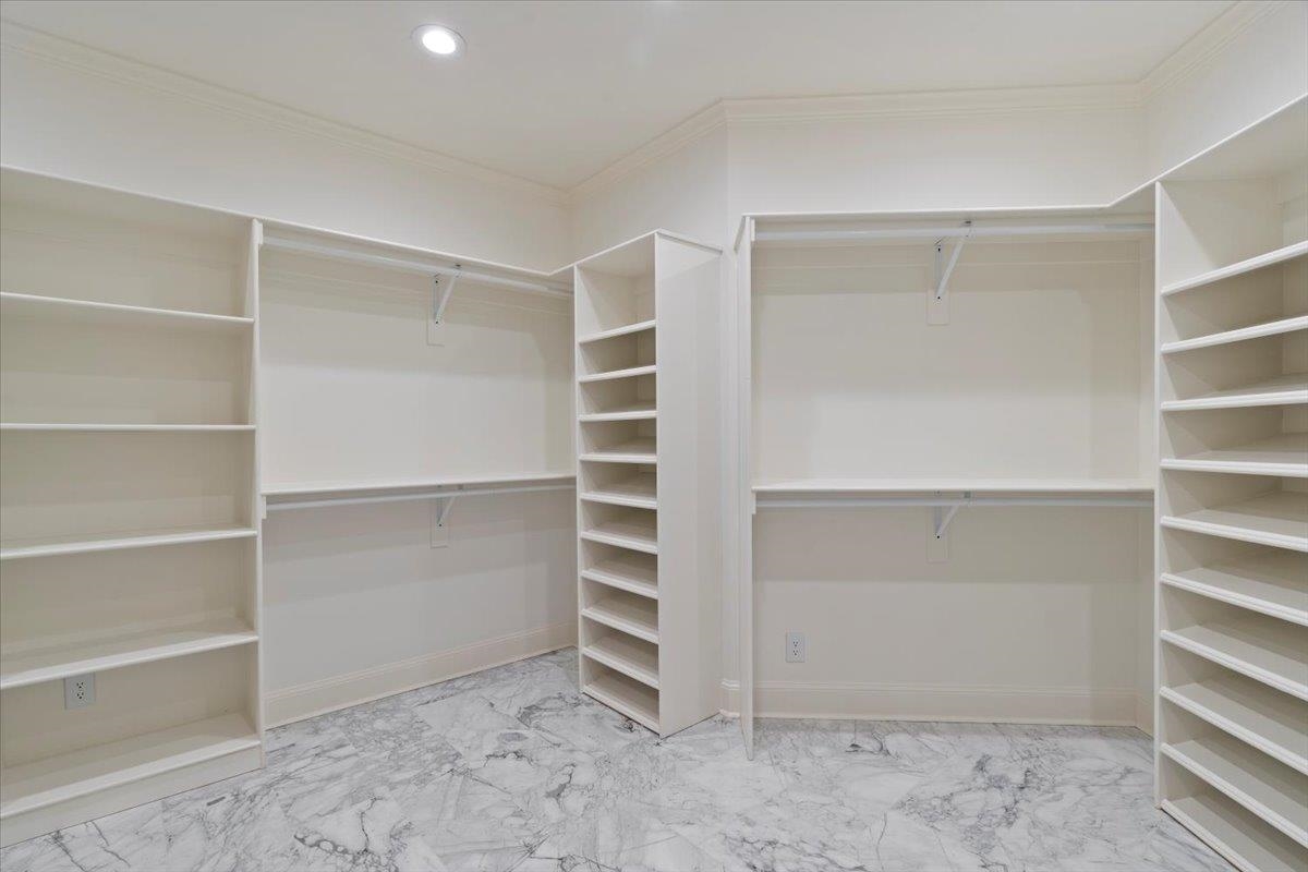 425 River Oaks Road Memphis, TN 38120 - Photo 24 of 39 a view of an empty walk in closet