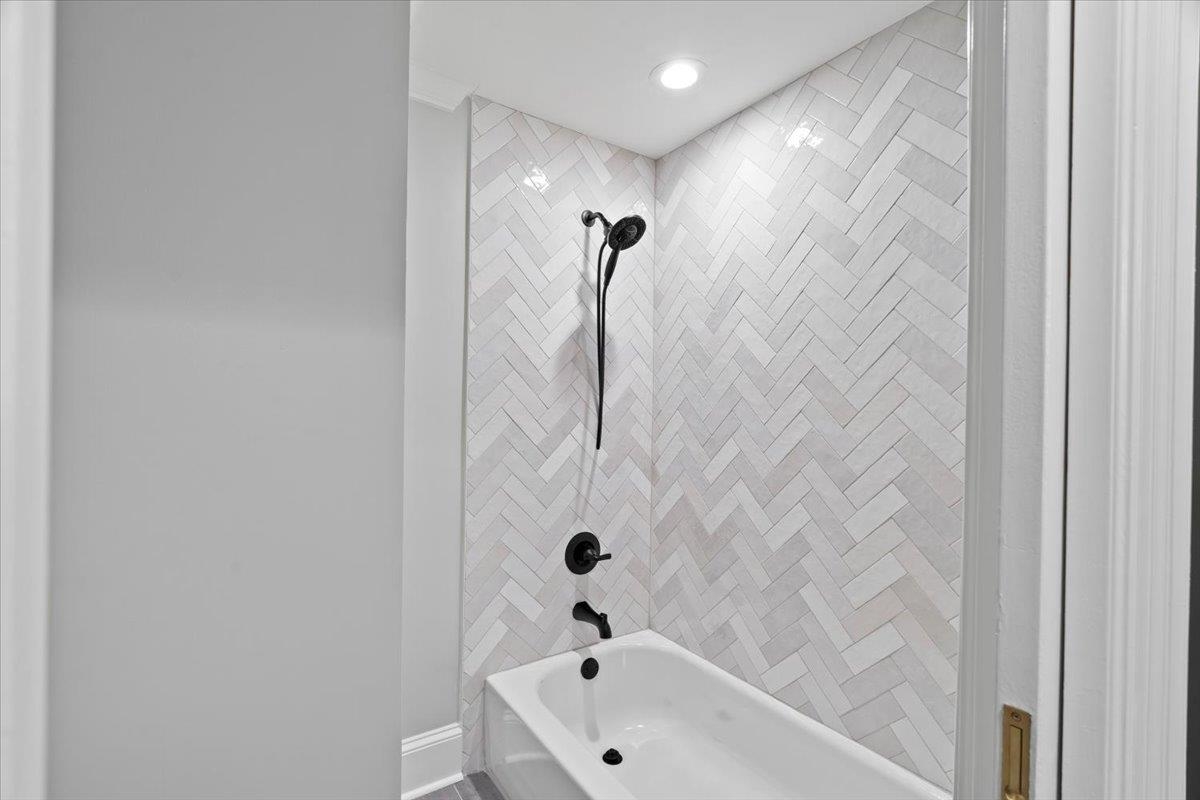 425 River Oaks Road Memphis, TN 38120 - Photo 32 of 39 a bathroom with a bathtub