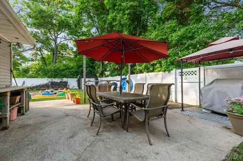$749,999 | 7 Maple Avenue, Holbrook, NY 11741