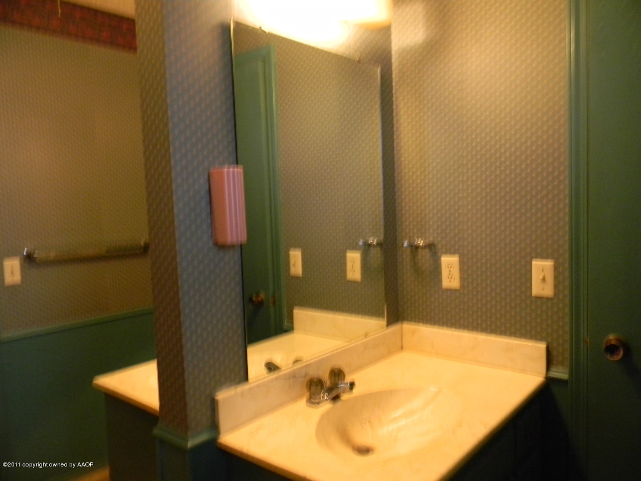 4434 Kingston Road Amarillo, TX 79109 - Photo 14 of 27 MASTER BATH SPLIT VANITIES AND CLOSETS