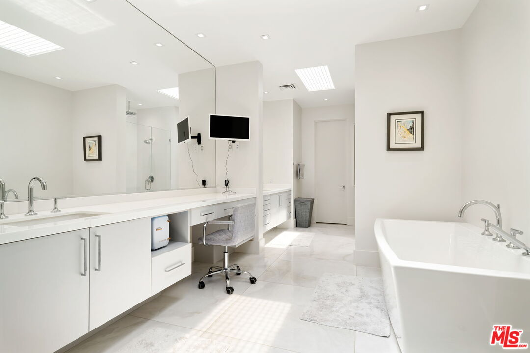 40590 Morningstar Road Rancho Mirage, CA 92270 - Photo 26 of 39 a spacious bathroom with a double vanity sink mirror and bathtub