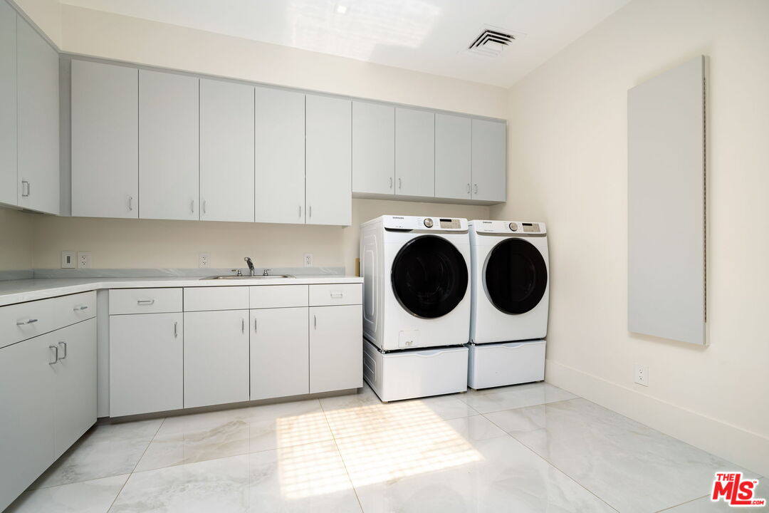40590 Morningstar Road Rancho Mirage, CA 92270 - Photo 38 of 39 a utility room with sink dryer and washer