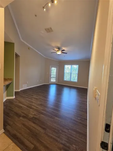 $1,350 | 10106 Courtney Oaks Circle, Unit 301, Tampa, FL 33619