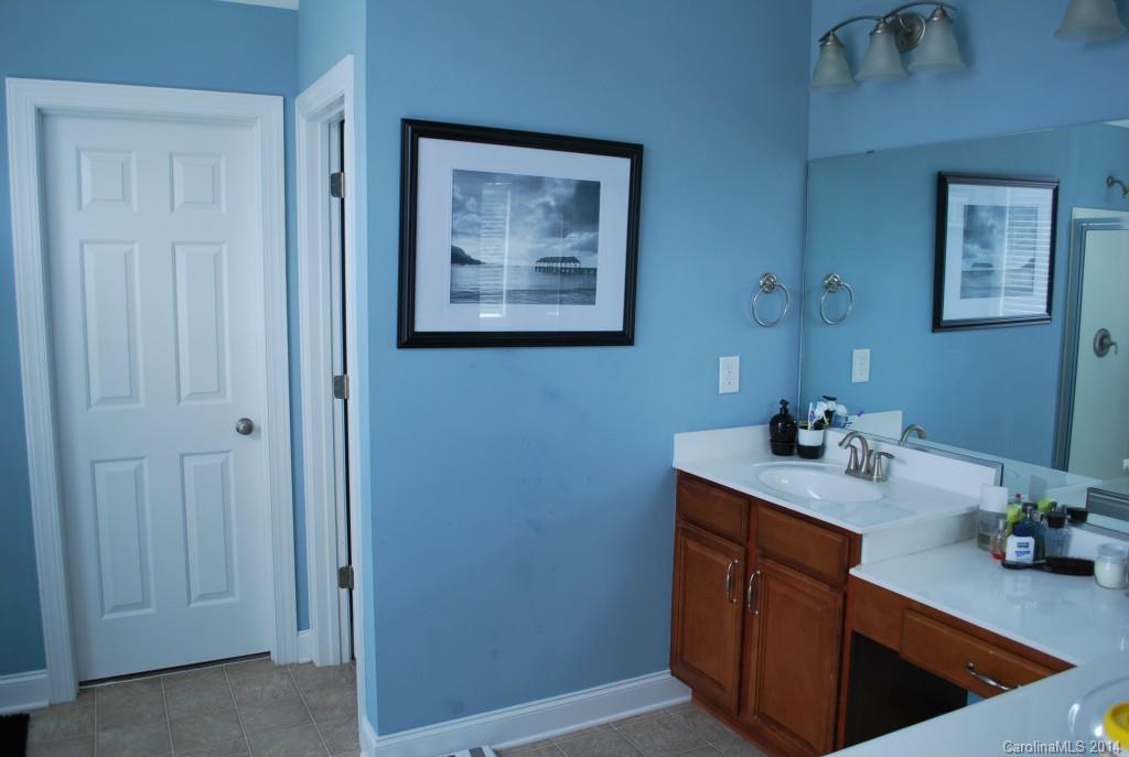 8612 Ridgeline Lane Charlotte, NC 28269 - Photo 13 of 20 a room with a sink and a mirror