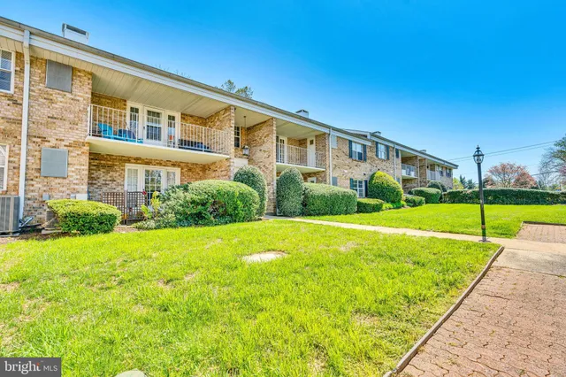 a view of an house with backyard and swimming pool