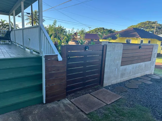 a view of a backyard