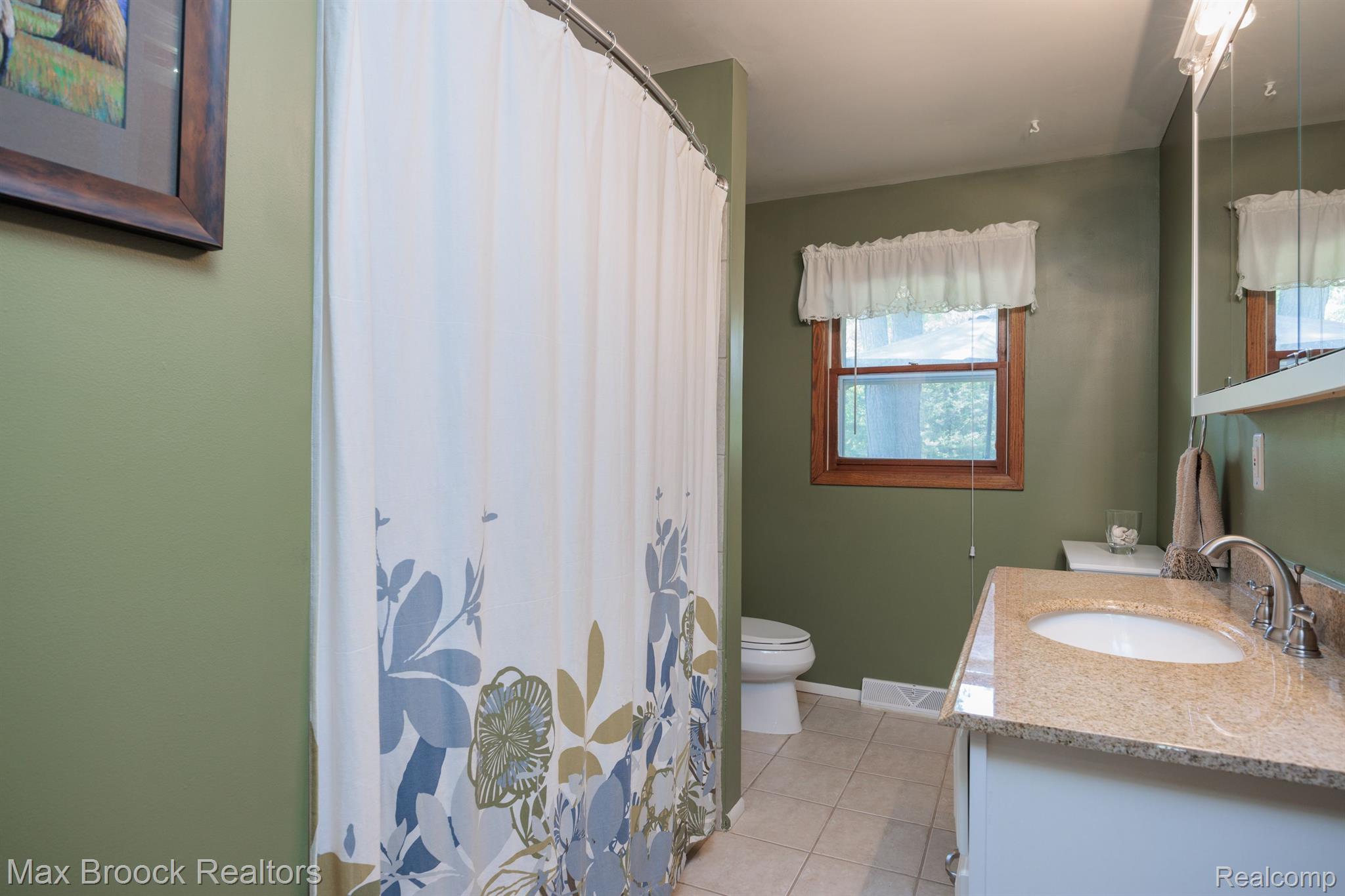 3100 Hartung Avenue Rochester, MI 48309 - Photo 14 of 30 Upper Level Full Bath