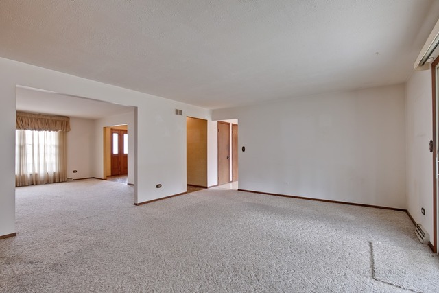 601 West Golf Road Libertyville, IL 60048 - Photo 12 of 27 an empty room with windows
