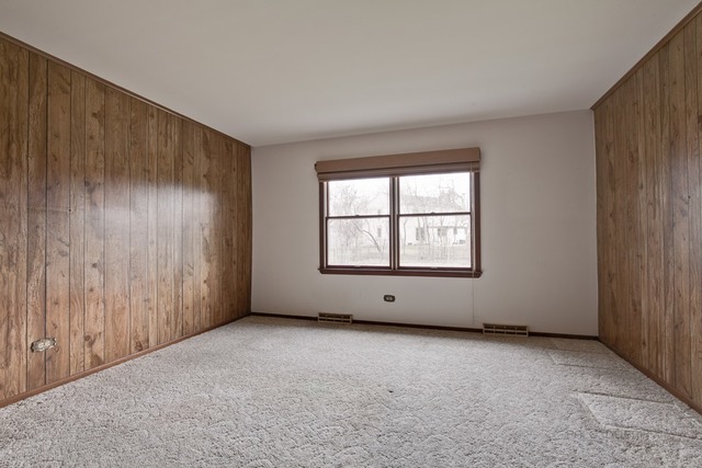 601 West Golf Road Libertyville, IL 60048 - Photo 13 of 27 an empty room with a window