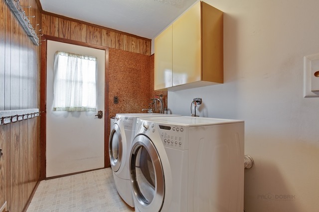 601 West Golf Road Libertyville, IL 60048 - Photo 15 of 27 a utility room with dryer and washer
