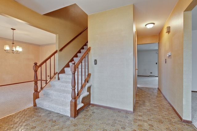 601 West Golf Road Libertyville, IL 60048 - Photo 3 of 27 a view of a hallway with staircase
