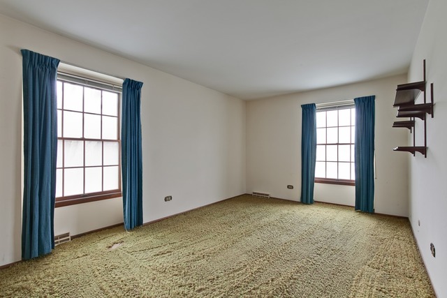 601 West Golf Road Libertyville, IL 60048 - Photo 23 of 27 an empty room with windows