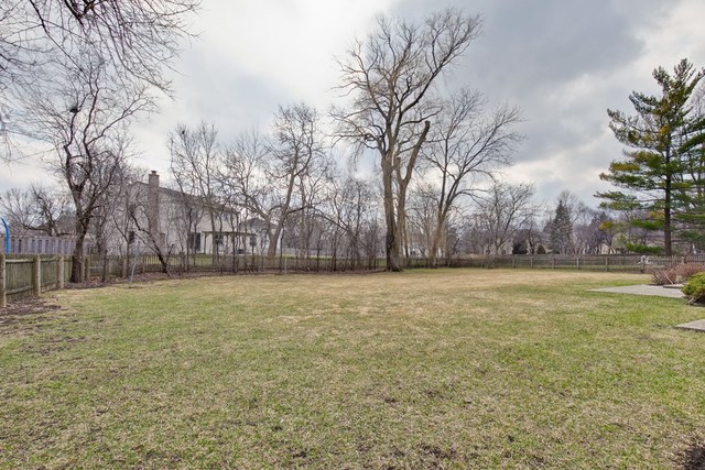 601 West Golf Road Libertyville, IL 60048 - Photo 25 of 27 a street view with large trees